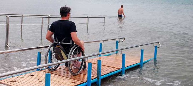 Почему человеку с инвалидностью трудно просто отдохнуть на пляже?