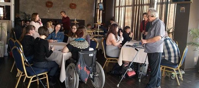 Какие сложности возникают у людей на коляске при посещении кафе и ресторанов?