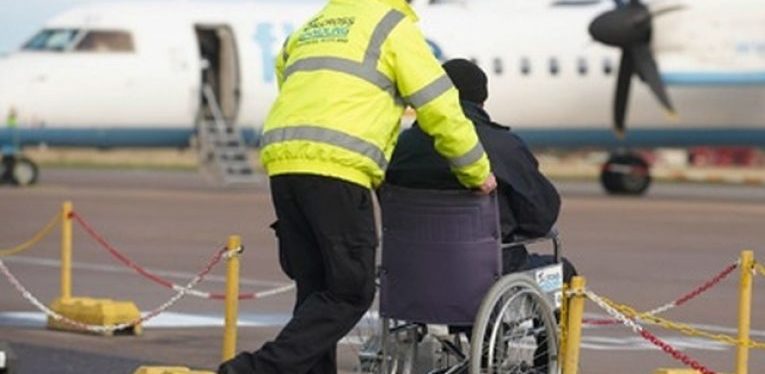 Может ли человек на коляске перелететь без сопровождения?  И помогут ли ему сотрудники аэропорта и бортпроводники воздушного судна в случае необходимости?